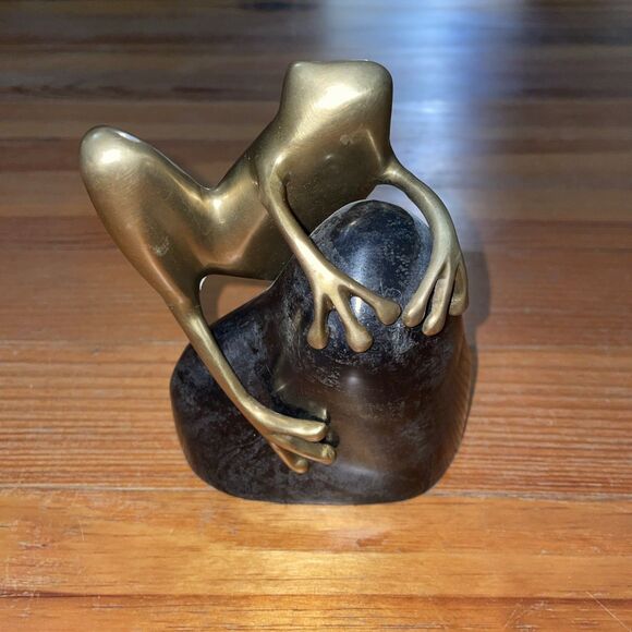 Bombay Brass Tree Frog on Black Rock Sculpture Home Office Free Standing - Picture 4 of 12